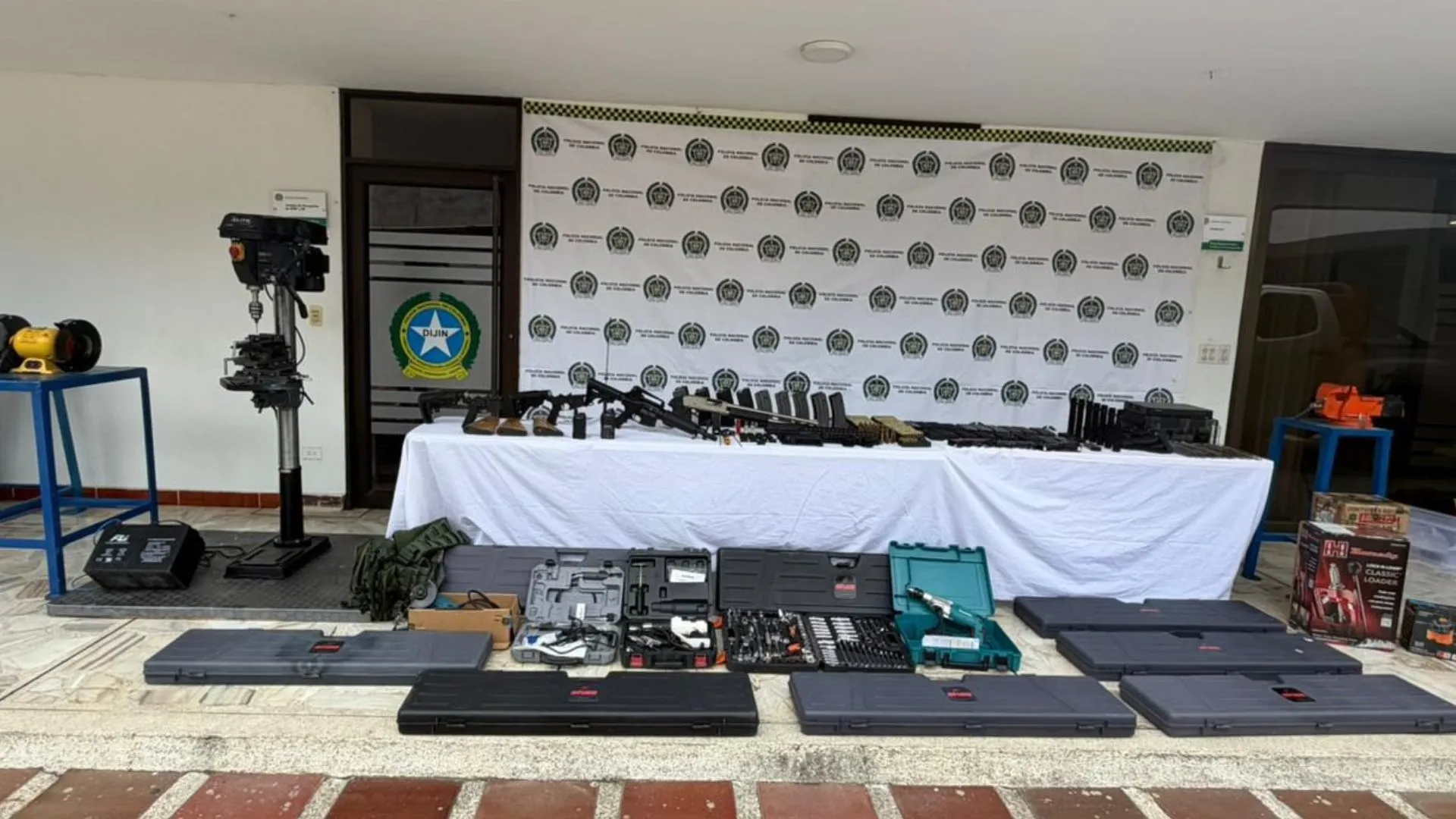 ¡Ingresaban por piezas! Desmantelan peligrosa armería clandestina que surtía a criminales en Cali