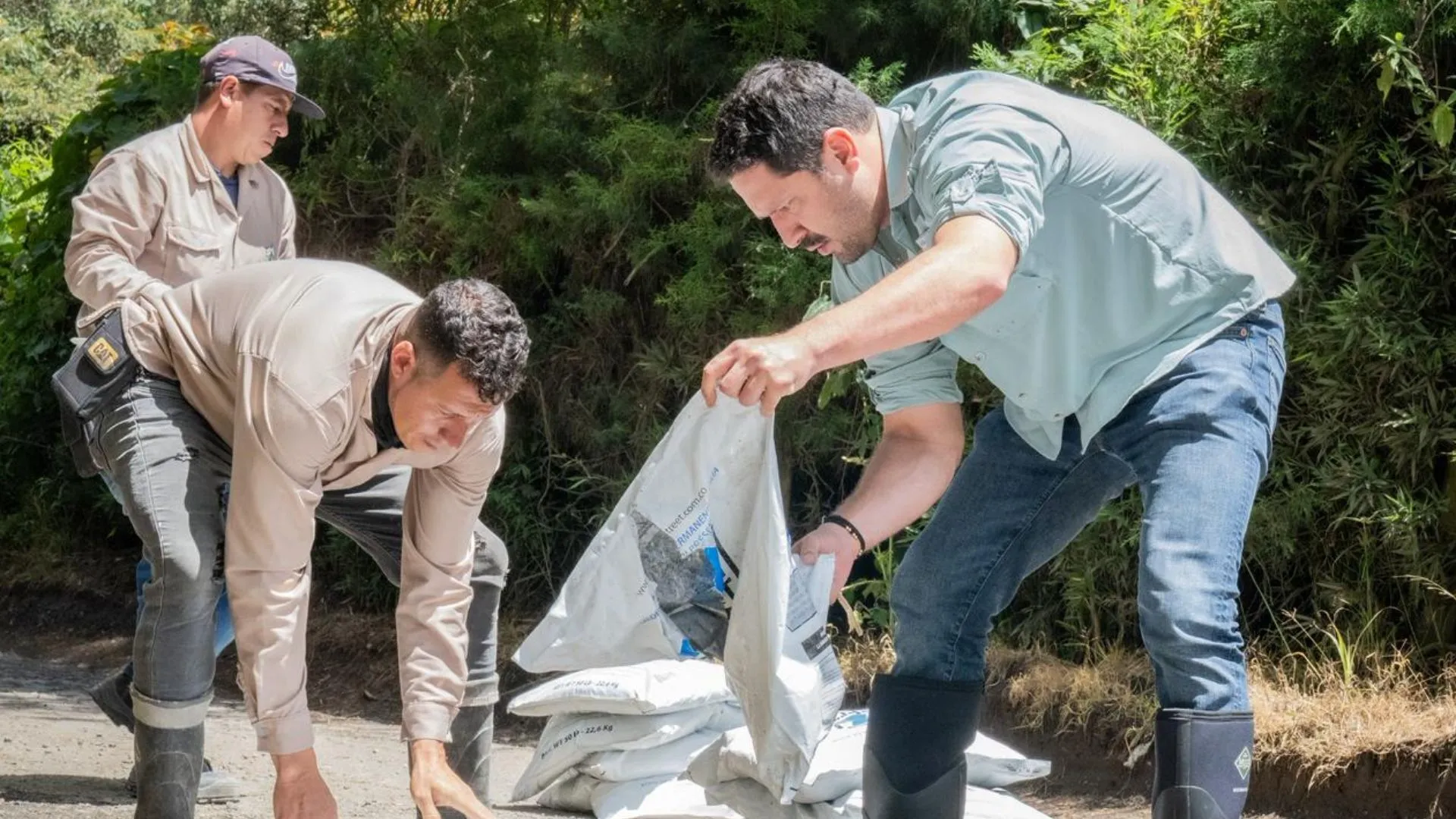 ¡Le tocó meterse la mano al bolsillo! Alcalde de Sonsón pagó arreglos en vía nacional ante el abandono estatal 3 ¡Le tocó meterse la mano al bolsillo! Alcalde de Sonsón pagó arreglos en vía nacional ante el abandono estatal