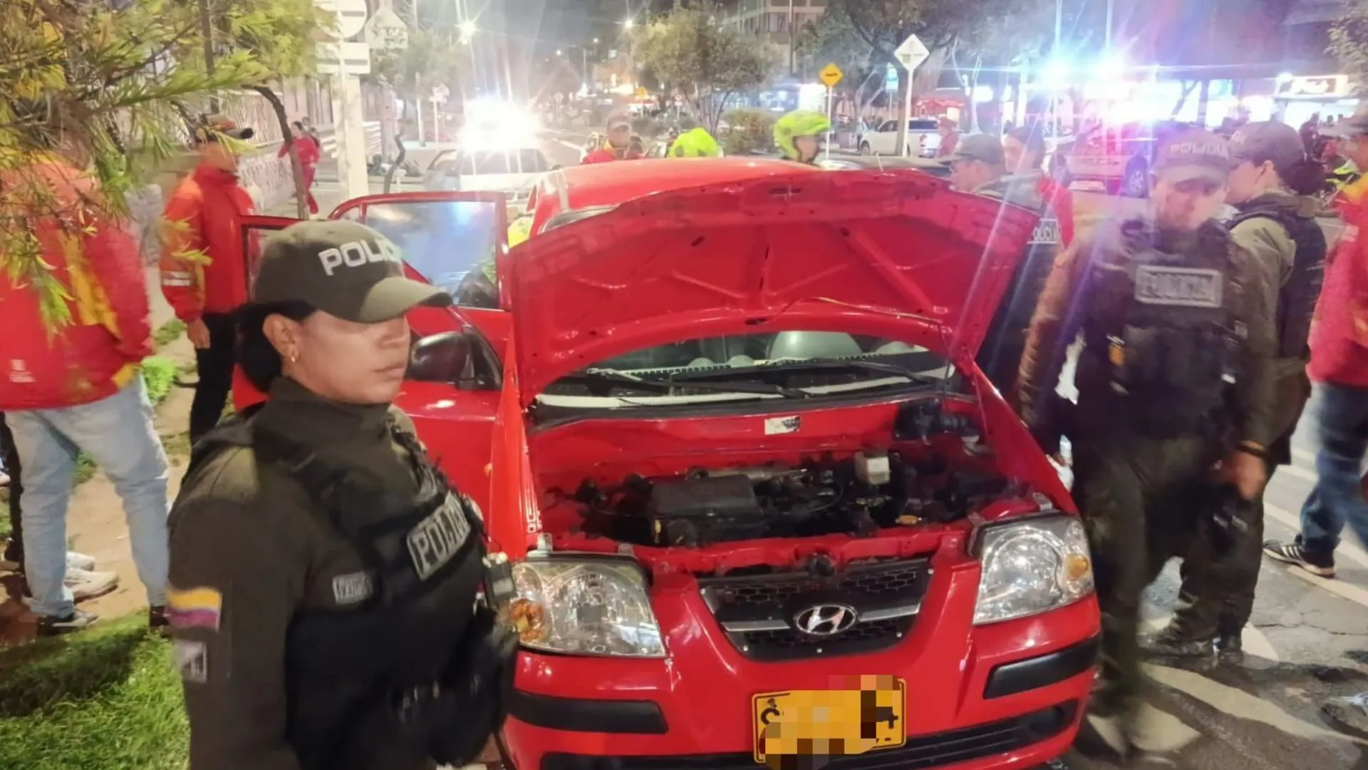 ¡La tenían escondida en el carro! Dos capturados en Ciudad Bolívar tras el hallazgo de 120 dosis de droga 2 ¡La tenían escondida en el carro! Dos capturados en Ciudad Bolívar tras el hallazgo de 120 dosis de droga