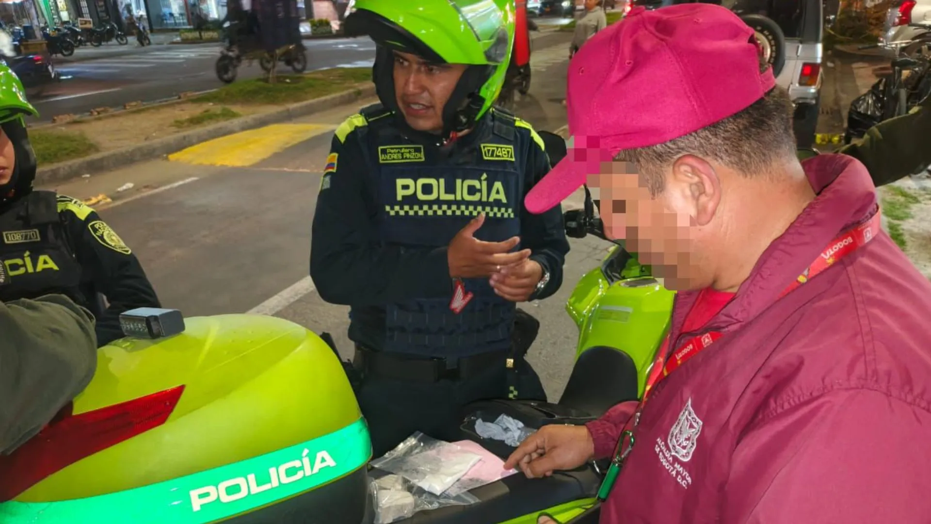 ¡La tenían escondida en el carro! Dos capturados en Ciudad Bolívar tras el hallazgo de 120 dosis de droga 3 ¡La tenían escondida en el carro! Dos capturados en Ciudad Bolívar tras el hallazgo de 120 dosis de droga
