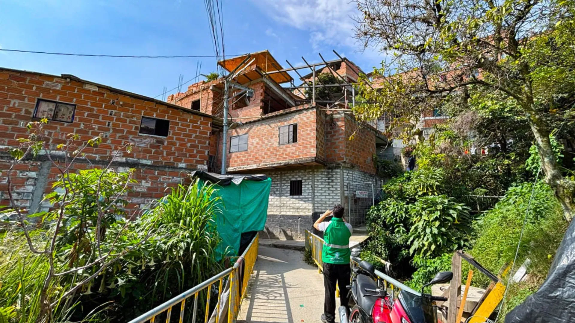 ¡Frenazo a la ilegalidad en la comuna 13! Suspenden tres obras en zona de ladera de Blanquizal 2 ¡Frenazo a la ilegalidad en la comuna 13! Suspenden tres obras en zona de ladera de Blanquizal