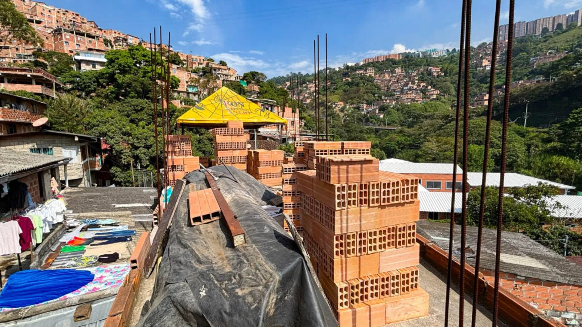 ¡Frenazo a la ilegalidad en la comuna 13! Suspenden tres obras en zona de ladera de Blanquizal 3 ¡Frenazo a la ilegalidad en la comuna 13! Suspenden tres obras en zona de ladera de Blanquizal