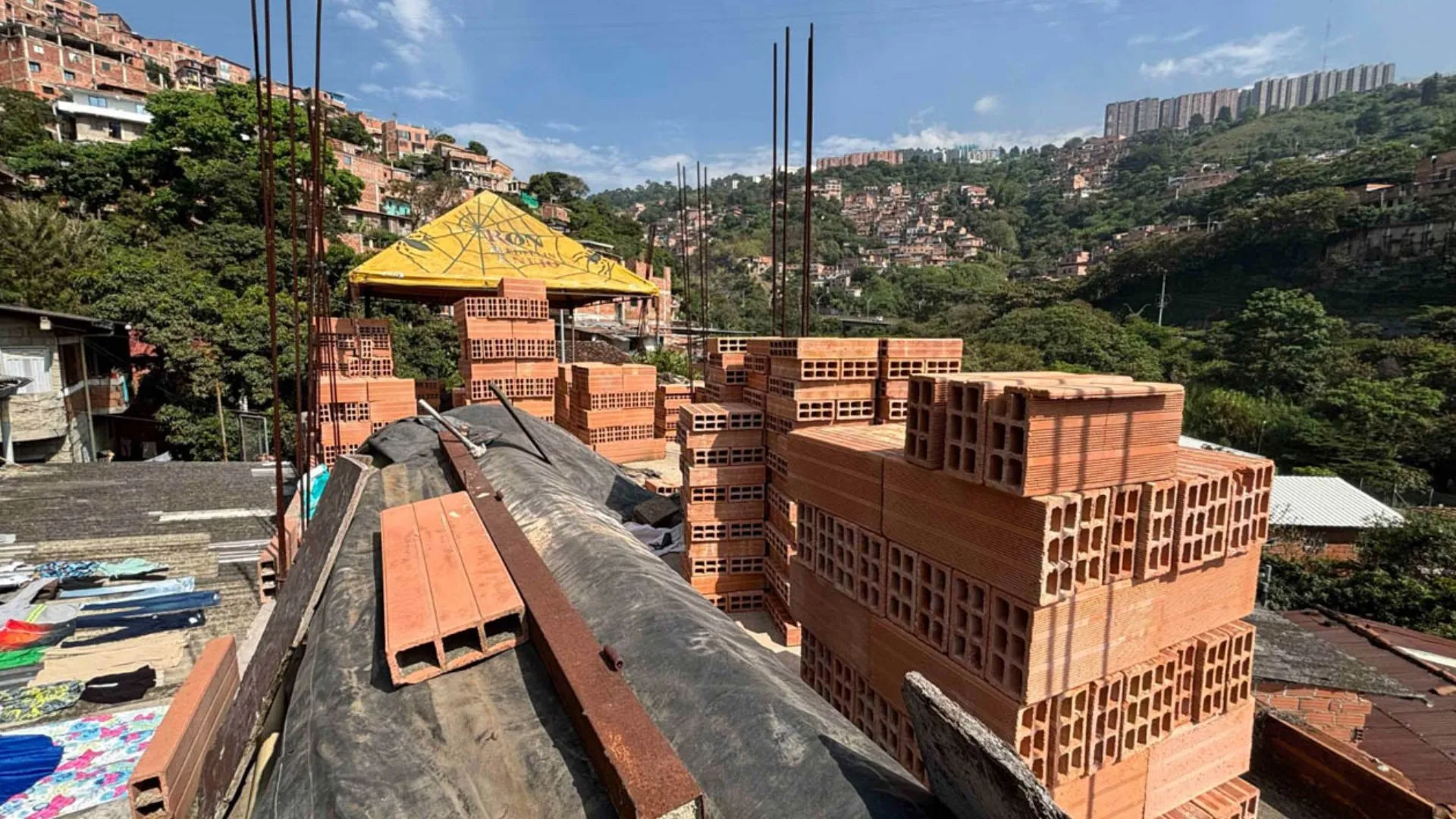 ¡Freno a la construcción ilegal! Detienen 16 obras sin licencia en zona de alto riesgo en Manrique