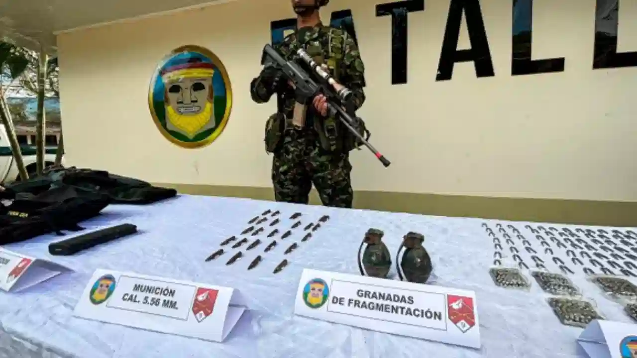 ¡Les pillaron los explosivos a las disidencias de ‘Calarcá’! El Ejército halló aterrador arsenal en Huila 2 ¡Les pillaron los explosivos a las disidencias de ‘Calarcá’! El Ejército halló aterrador arsenal en Huila