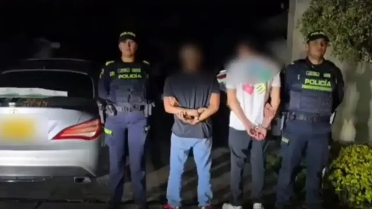¡Persecución de película en un Mercedes Benz! Dos joyitas atropellaron a la Policía en el norte de Bogotá y terminaron acorralados