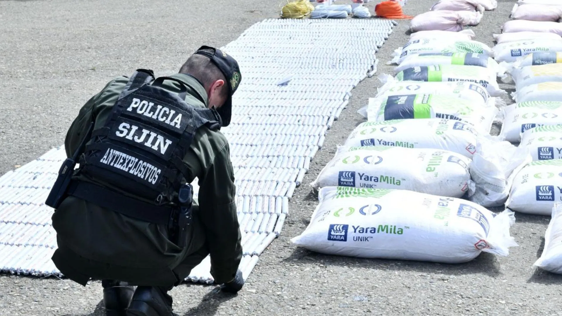 ¡Arsenal mortal en Medellín! Hallan más de cinco toneladas de explosivos en operativo policial 2 ¡Arsenal mortal en Medellín! Hallan más de cinco toneladas de explosivos en operativo policial