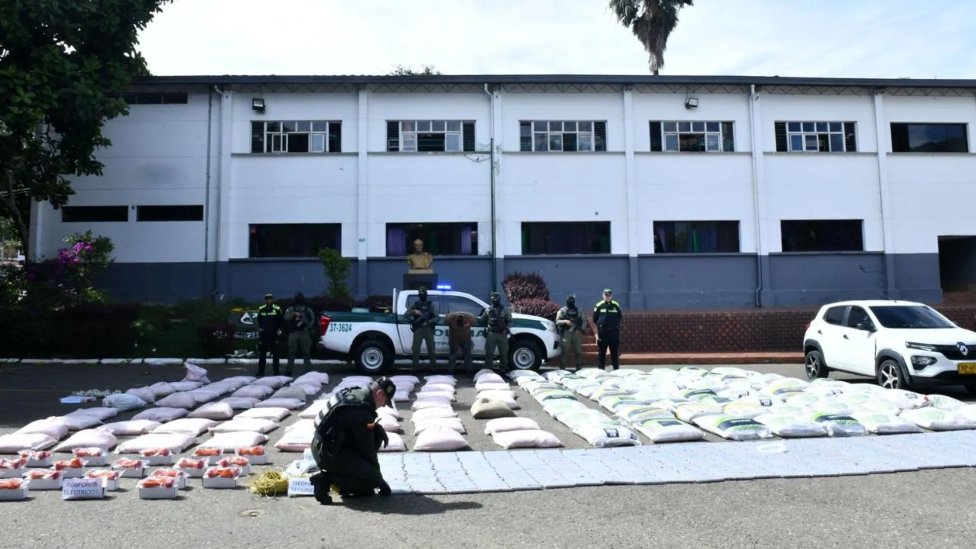 ¡Arsenal mortal en Medellín! Hallan más de cinco toneladas de explosivos en operativo policial 3 ¡Arsenal mortal en Medellín! Hallan más de cinco toneladas de explosivos en operativo policial