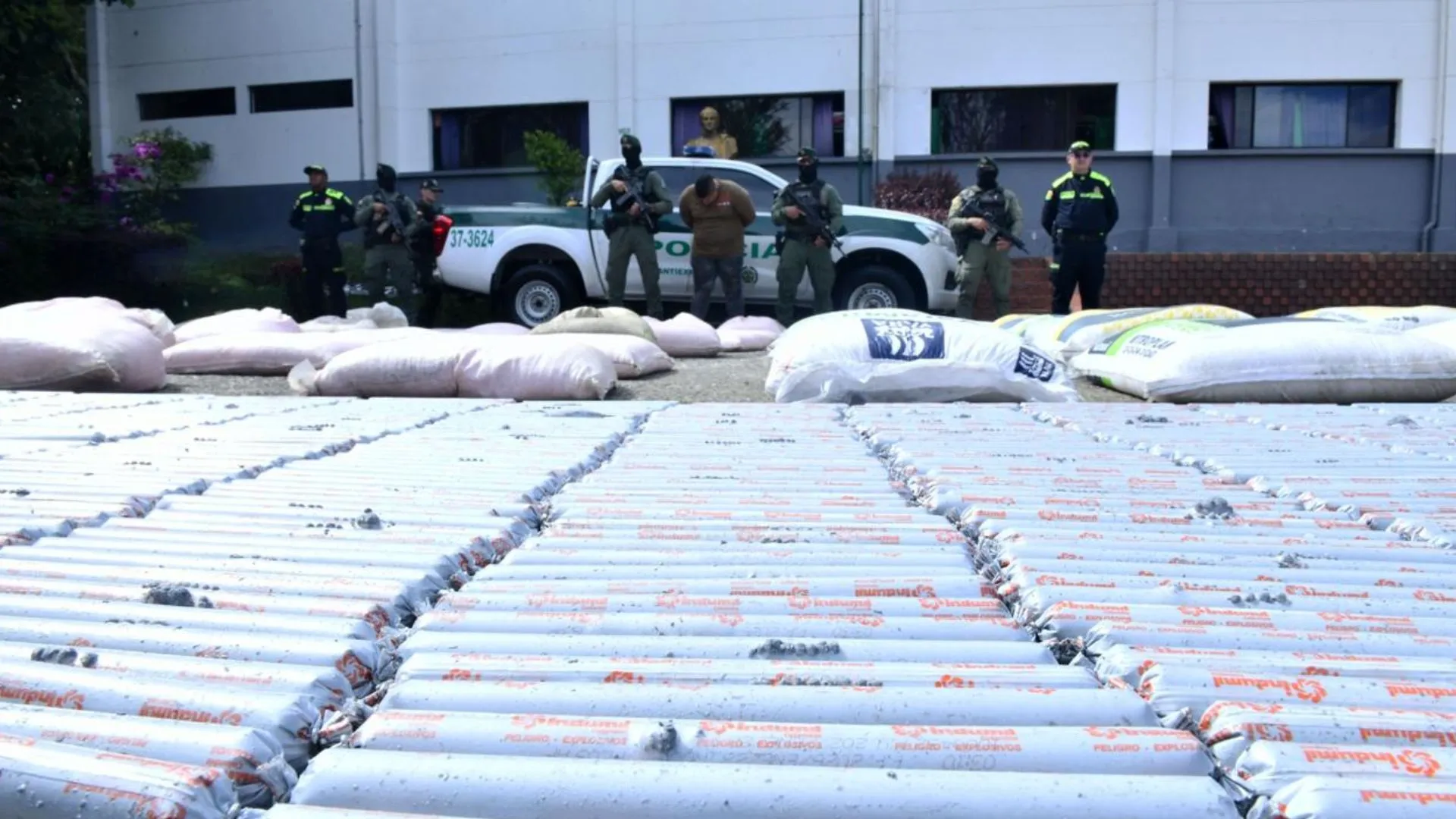 ¡Arsenal mortal en Medellín! Hallan más de cinco toneladas de explosivos en operativo policial