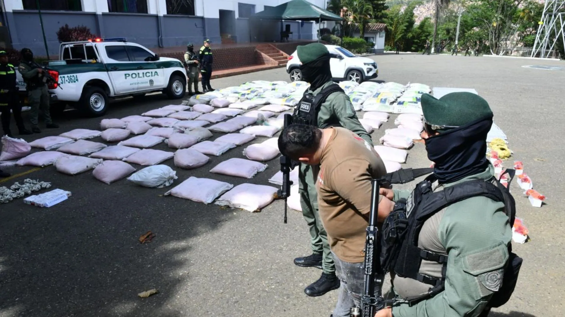 ¡Arsenal mortal en Medellín! Hallan más de cinco toneladas de explosivos en operativo policial 1 ¡Arsenal mortal en Medellín! Hallan más de cinco toneladas de explosivos en operativo policial