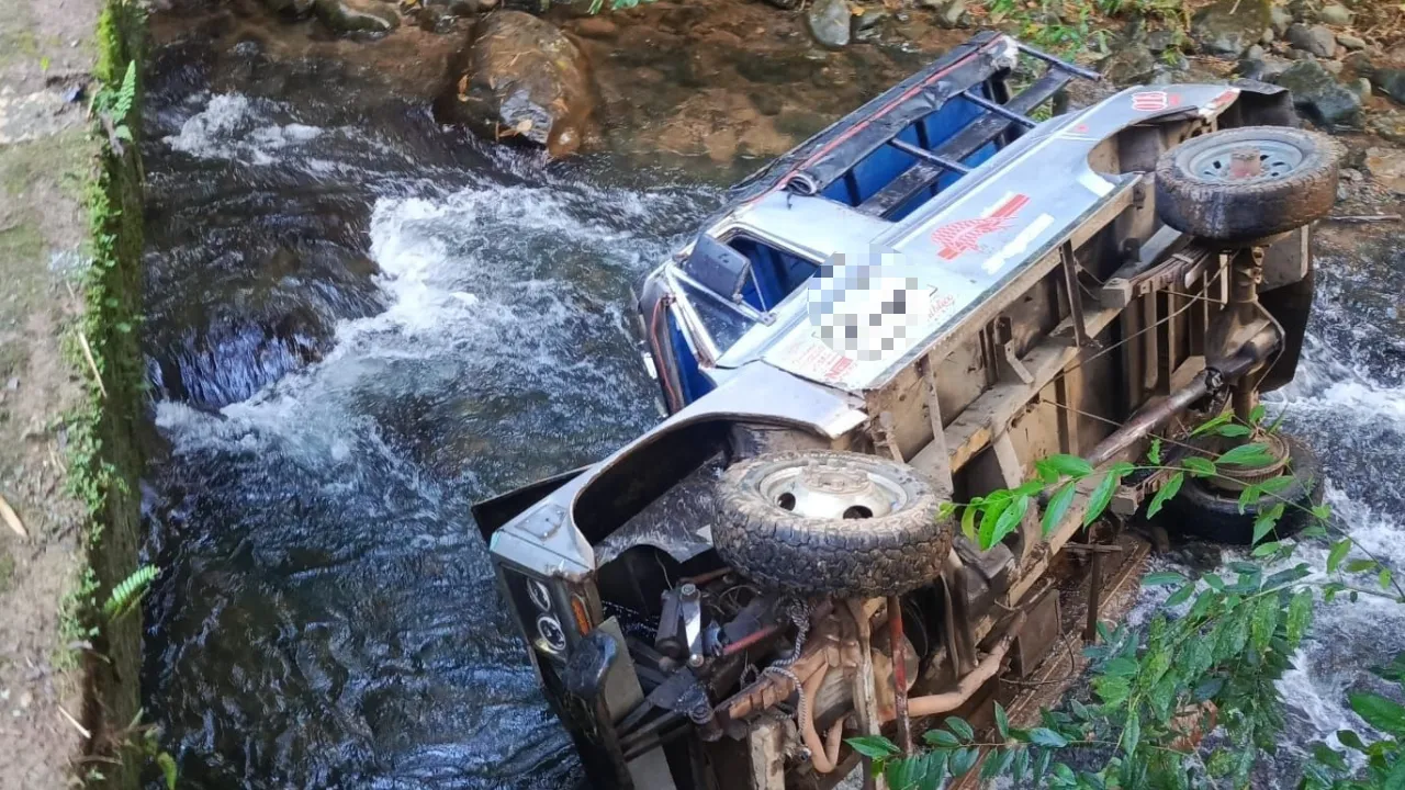 Guala con estudiantes cayó a un río en Cali: conductor murió y varios menores quedaron heridos