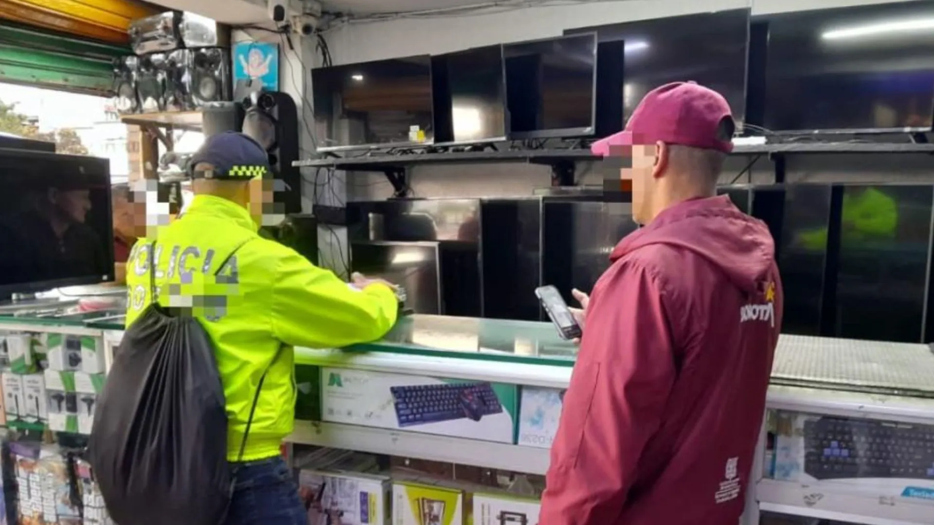 ¡Cayó el negocio ilegal! Incautan drones, consolas y 17 portátiles listos para la venta en el centro de Bogotá