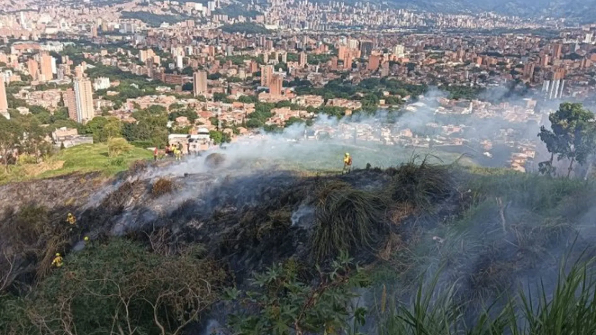 ¡Susto en la Comuna 13! Bomberos controlaron gran incendio forestal y continúan labores de enfriamiento
