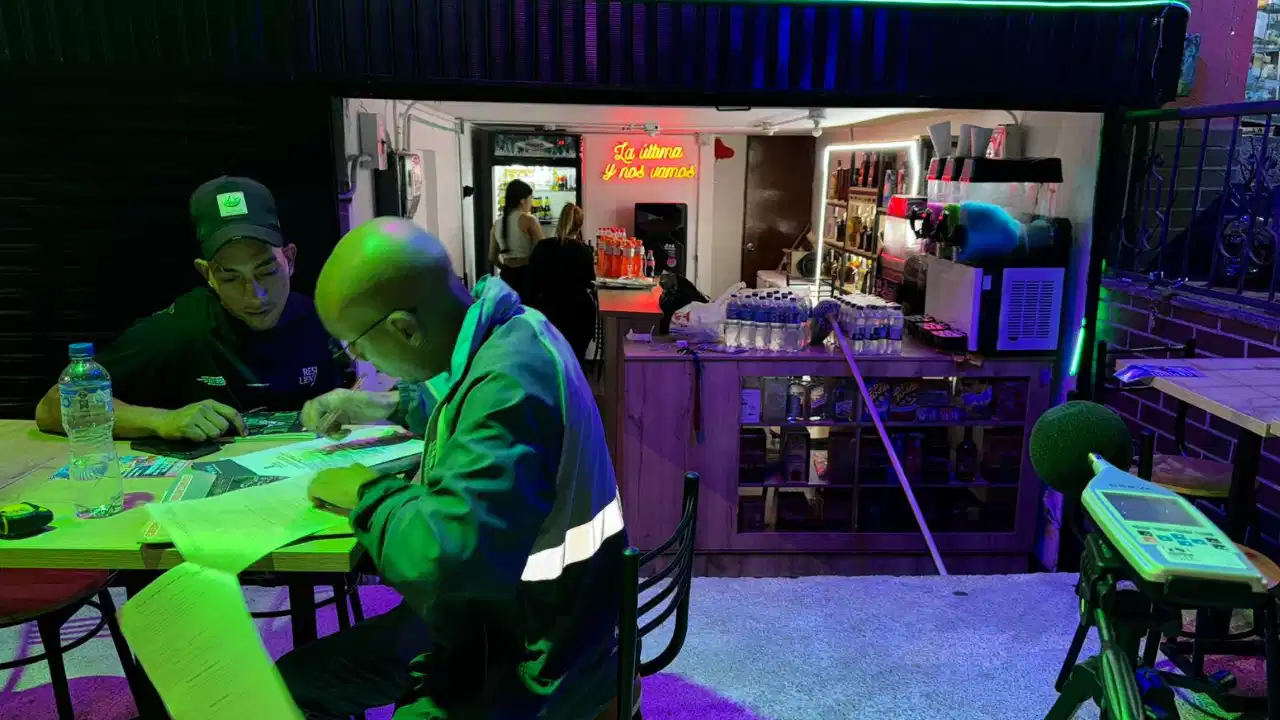 ¡Cuidado con la mezcla! Medellín advierte sobre riesgos al combinar alcohol y sueros