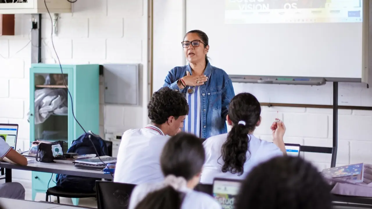 Medellín fortalece formación docente con inversión pública