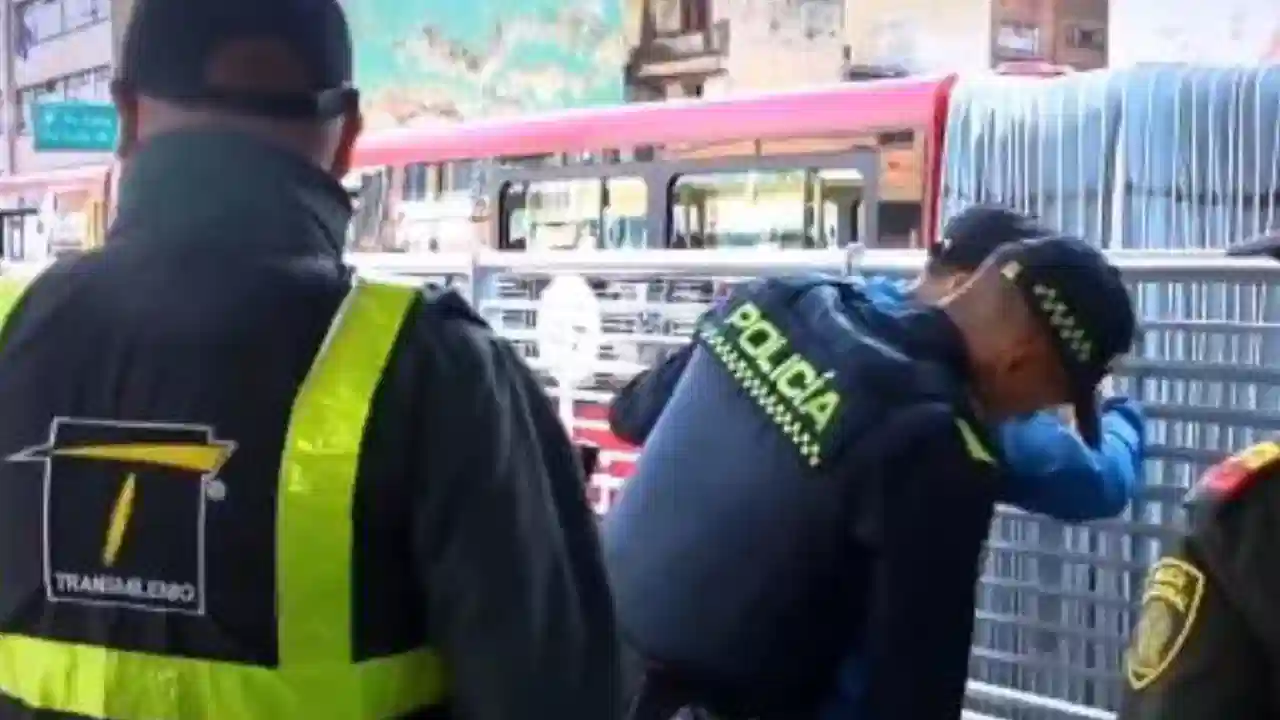 Megaoperativo en la avenida Caracas dejó capturas y cierres de pagadiarios en Bogotá 3 Megaoperativo en la avenida Caracas dejó capturas y cierres de pagadiarios en Bogotá