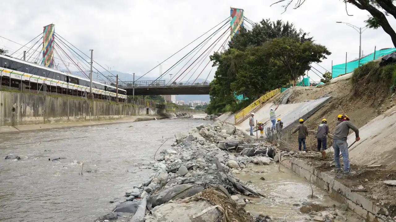 ¡Meten la mano al río Medellín y sus quebradas! Abren 26 frentes de obra para frenar inundaciones y mitigar riesgos 3 ¡Meten la mano al río Medellín y sus quebradas! Abren 26 frentes de obra para frenar inundaciones y mitigar riesgos