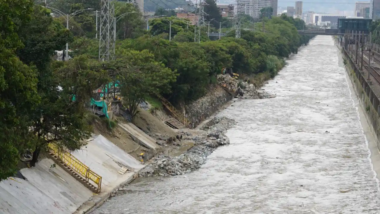 ¡Meten la mano al río Medellín y sus quebradas! Abren 26 frentes de obra para frenar inundaciones y mitigar riesgos 2 ¡Meten la mano al río Medellín y sus quebradas! Abren 26 frentes de obra para frenar inundaciones y mitigar riesgos