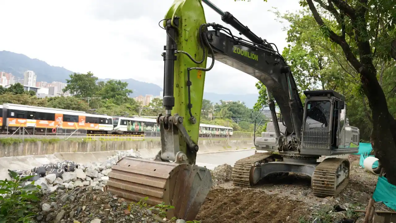 ¡Meten la mano al río Medellín y sus quebradas! Abren 26 frentes de obra para frenar inundaciones y mitigar riesgos 5 ¡Meten la mano al río Medellín y sus quebradas! Abren 26 frentes de obra para frenar inundaciones y mitigar riesgos