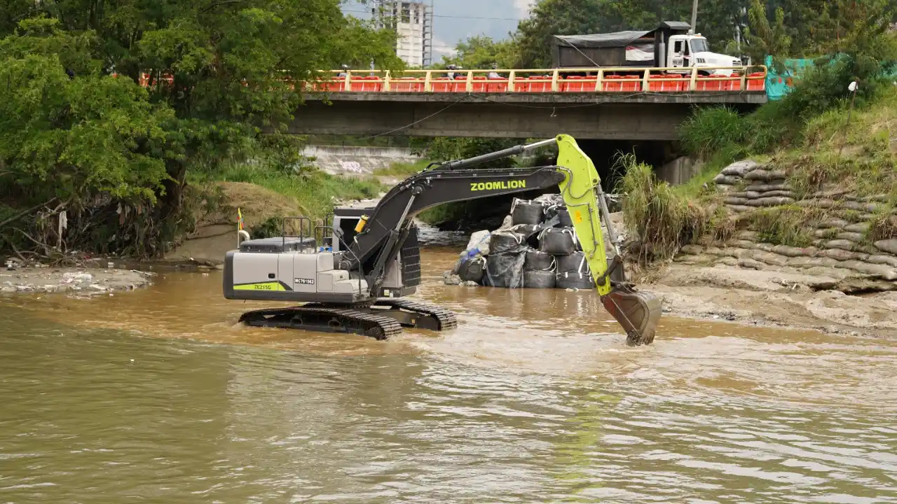 ¡Meten la mano al río Medellín y sus quebradas! Abren 26 frentes de obra para frenar inundaciones y mitigar riesgos 4 ¡Meten la mano al río Medellín y sus quebradas! Abren 26 frentes de obra para frenar inundaciones y mitigar riesgos