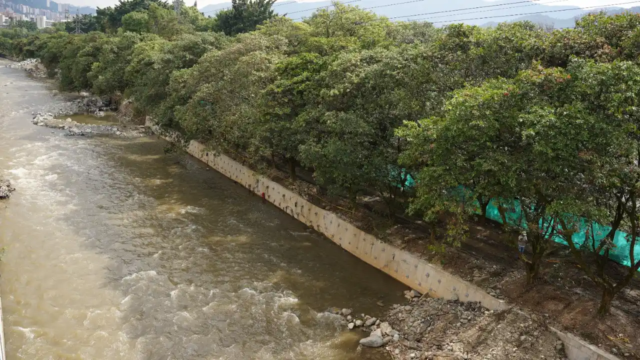 ¡Meten la mano al río Medellín y sus quebradas! Abren 26 frentes de obra para frenar inundaciones y mitigar riesgos 1 ¡Meten la mano al río Medellín y sus quebradas! Abren 26 frentes de obra para frenar inundaciones y mitigar riesgos