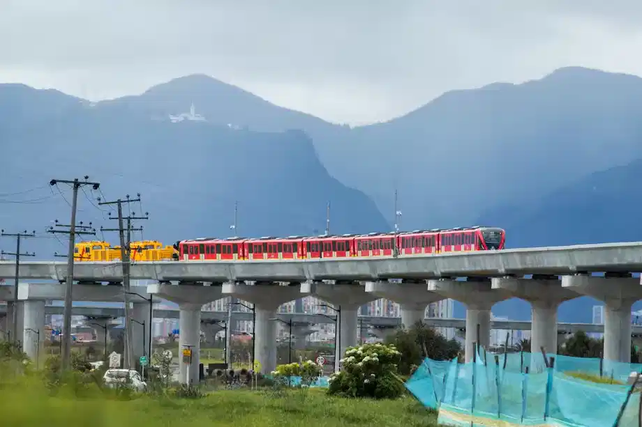 ¡El Metro de Bogotá ya se mueve! Primer tren recorrió el viaducto y arrancaron las pruebas