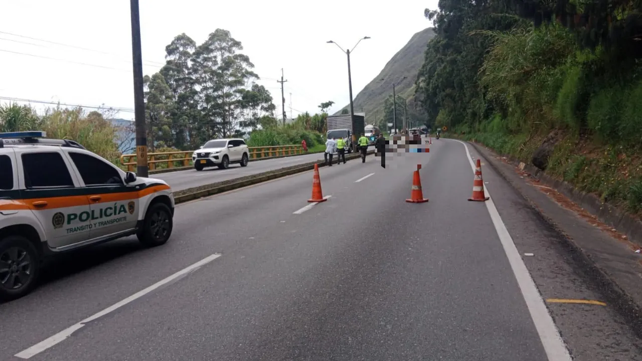Motociclista murió en la autopista Medellín-Bogotá y la vía colapsó por completo