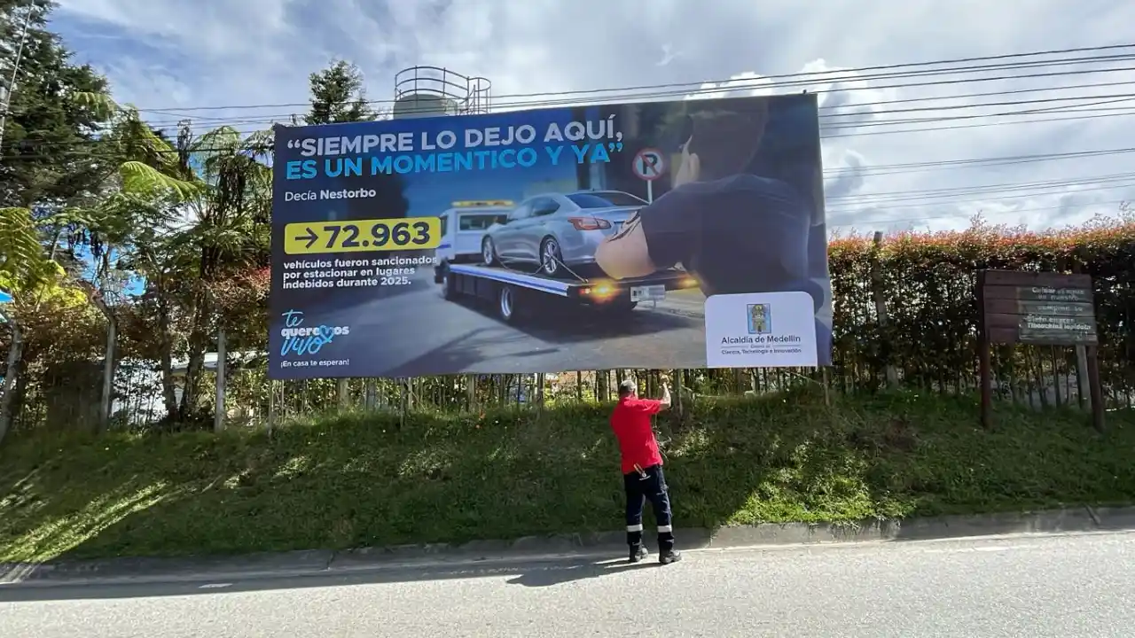 ¡Se les acabaron los 'dos minuticos'! Presentan a 'Nestorbo', el personaje de los mal parqueados en Medellín 1 ¡Se les acabaron los 'dos minuticos'! Presentan a 'Nestorbo', el personaje de los mal parqueados en Medellín