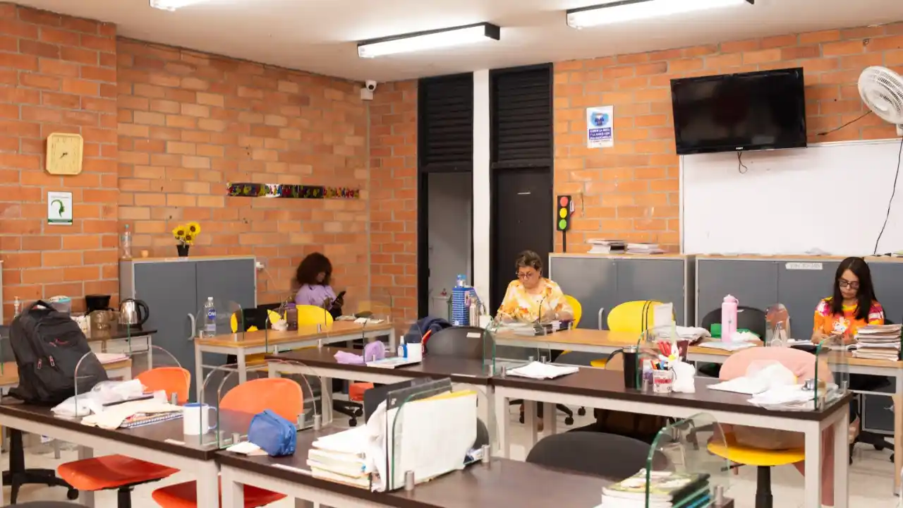 Profesores de Medellín estrenan oficinas y salas renovadas 2 Profesores de Medellín estrenan oficinas y salas renovadas