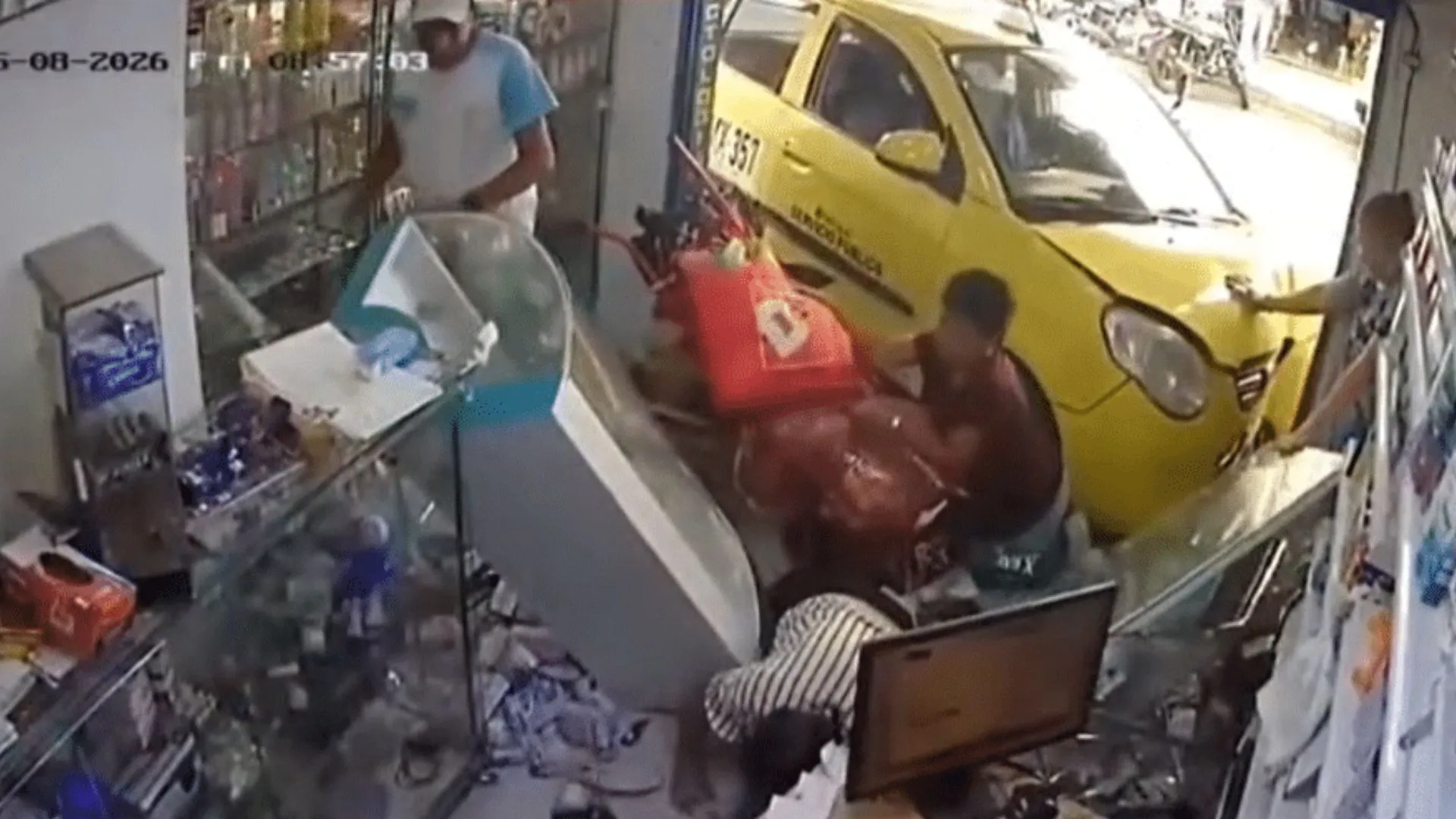 ¡Tremendo susto en Medellín! Taxi sin control se 'desengranó' y terminó estrellado contra una farmacia