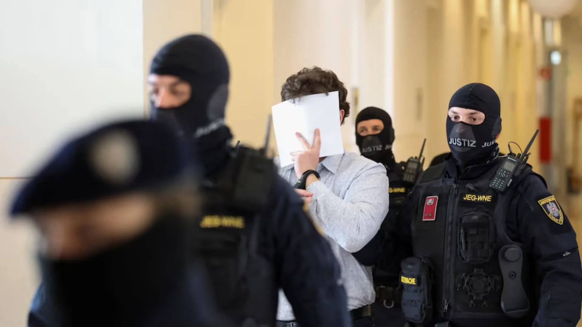 ¡Con cuchillos y explosivos! Condenan a yihadista que planeaba masacre en concierto de Taylor Swift en Viena 2 ¡Con cuchillos y explosivos! Condenan a yihadista que planeaba masacre en concierto de Taylor Swift en Viena