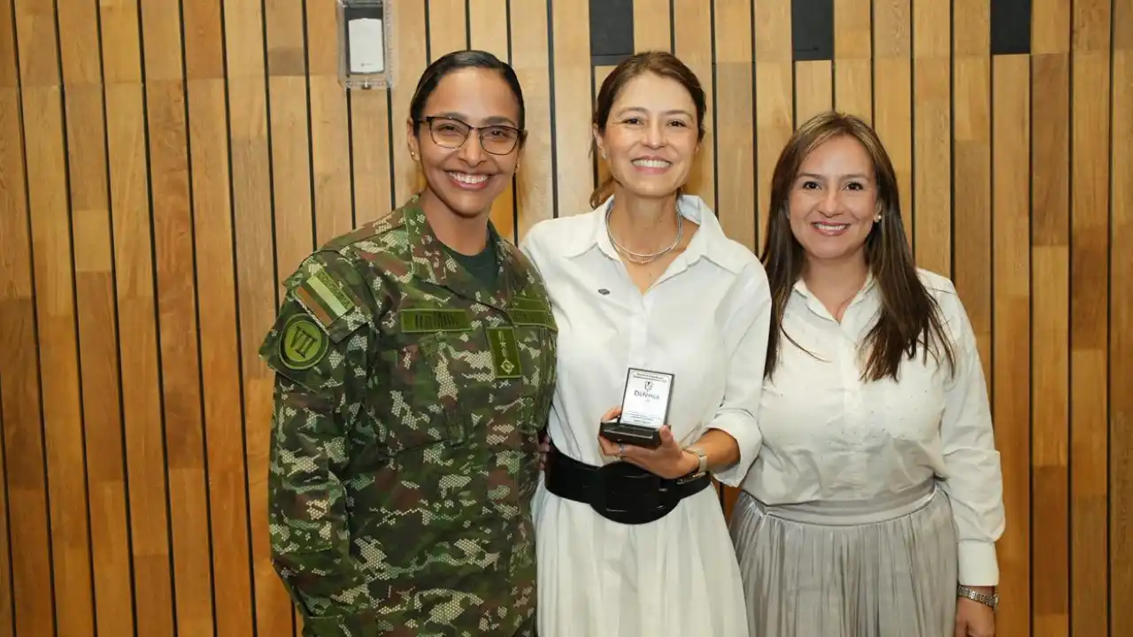 Reconocen el programa Tejiendo Hogares por cambiar vidas de soldados en retiro
