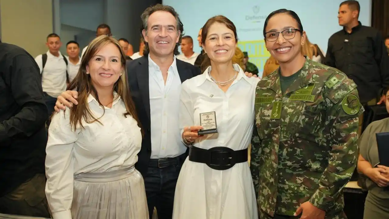 Reconocen el programa Tejiendo Hogares por cambiar vidas de soldados en retiro