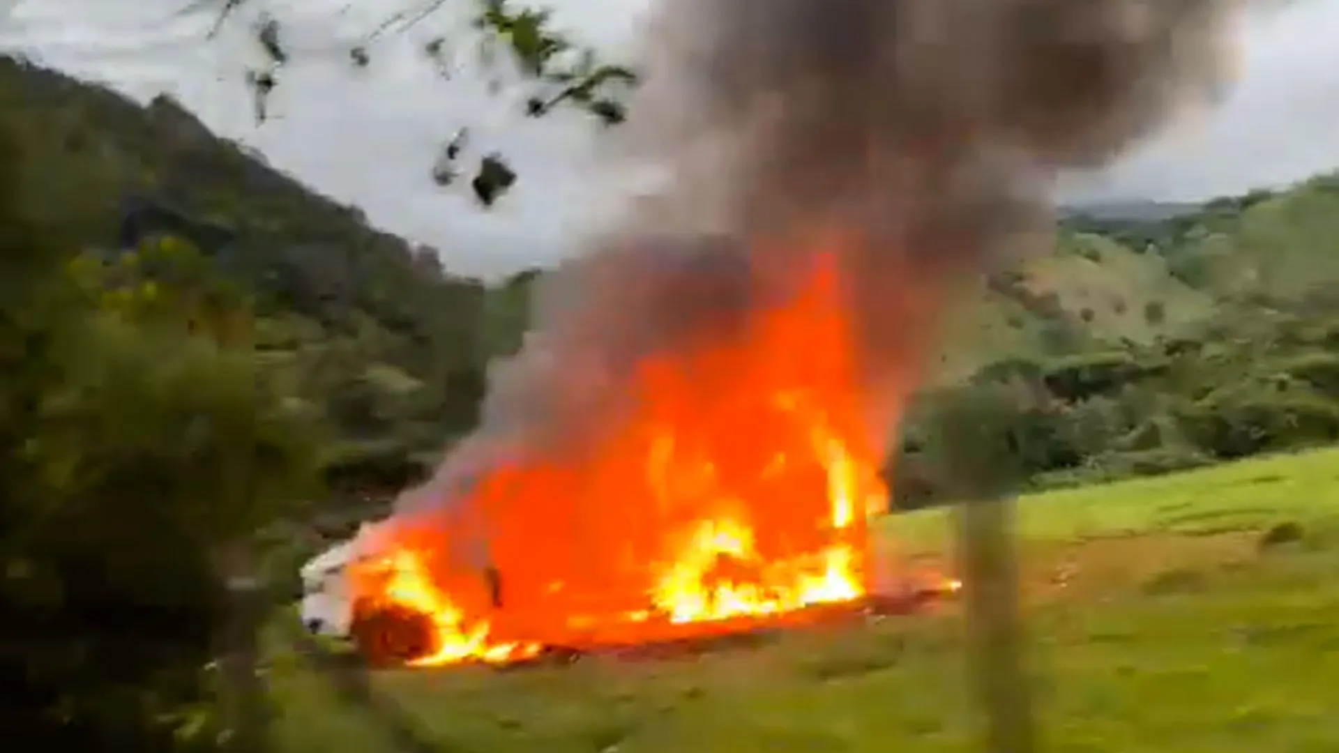¡Terror en la vía! Incineran camioneta en medio de intento de hurto entre San Rafael y Guatapé