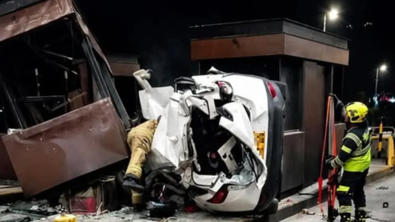 Tremendo choque contra la caseta del peaje en el Túnel de Oriente dejó un muerto y dos heridos 2 Tremendo choque contra la caseta del peaje en el Túnel de Oriente dejó un muerto y dos heridos
