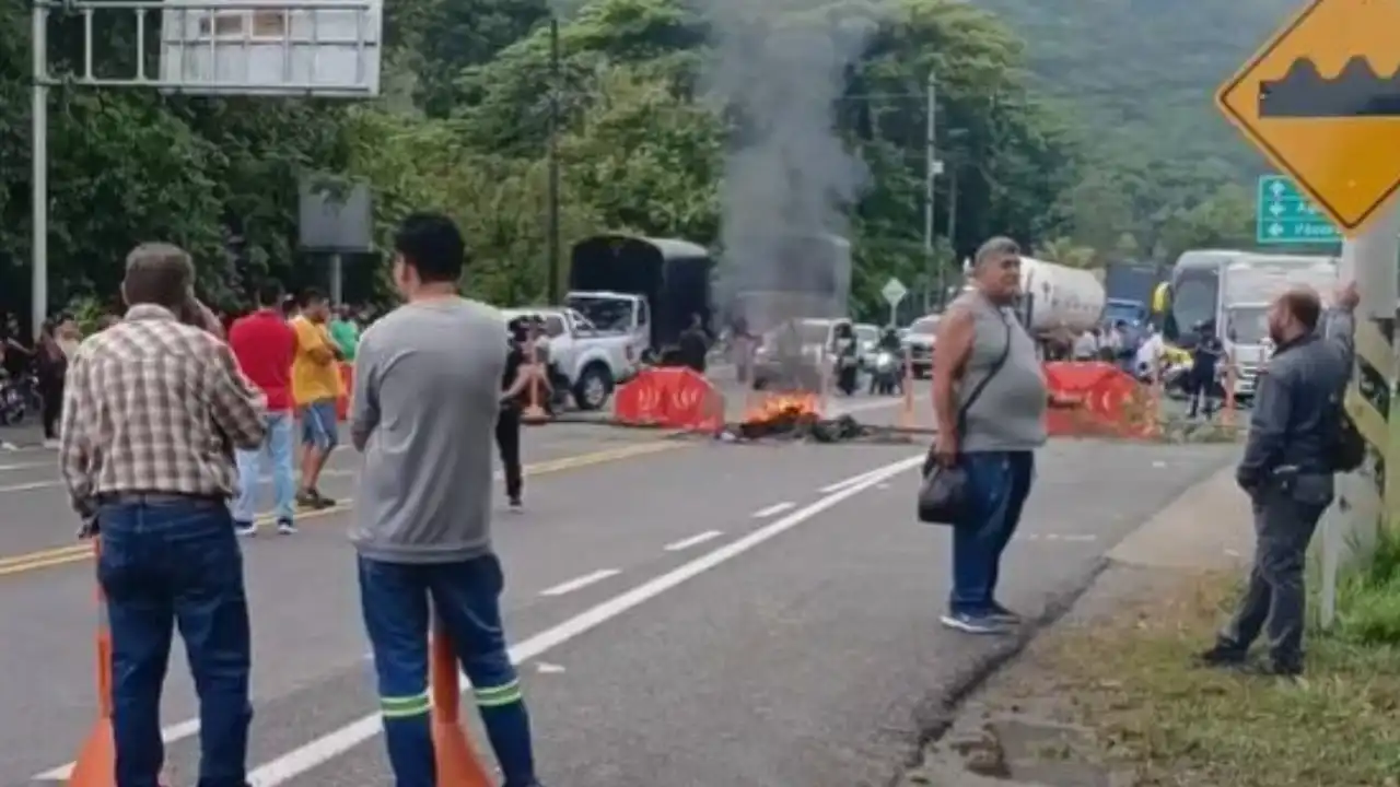 La Pintada amaneció bloqueada: protesta tiene colapsada la vía Medellín-Manizales