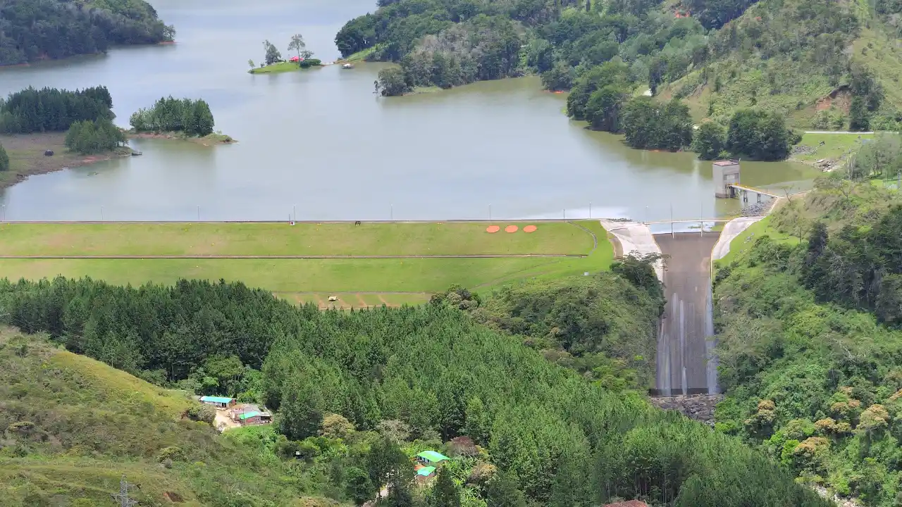 EPM reduce la generación de energía para proteger sus embalses ante el fenómeno de El Niño 2 EPM reduce la generación de energía para proteger sus embalses ante el fenómeno de El Niño