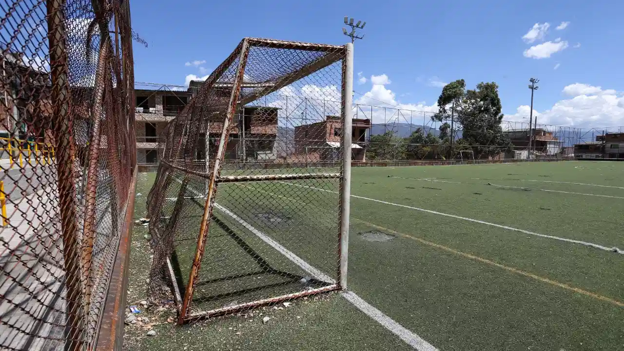 ¡Una elegancia! Inician obras en El Polvorín y ya han entregado 397 escenarios deportivos recuperados en Medellín 3 ¡Una elegancia! Inician obras en El Polvorín y ya han entregado 397 escenarios deportivos recuperados en Medellín