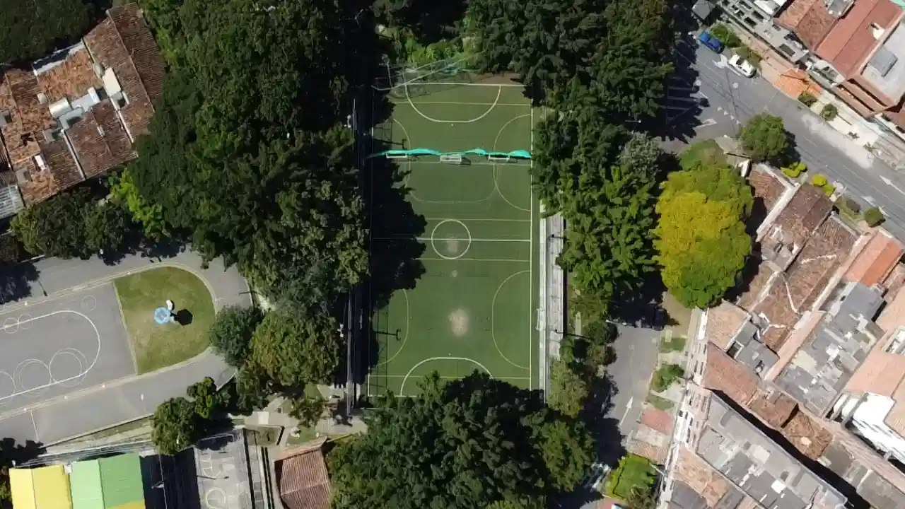 ¡Una elegancia! Inician obras en El Polvorín y ya han entregado 397 escenarios deportivos recuperados en Medellín 2 ¡Una elegancia! Inician obras en El Polvorín y ya han entregado 397 escenarios deportivos recuperados en Medellín