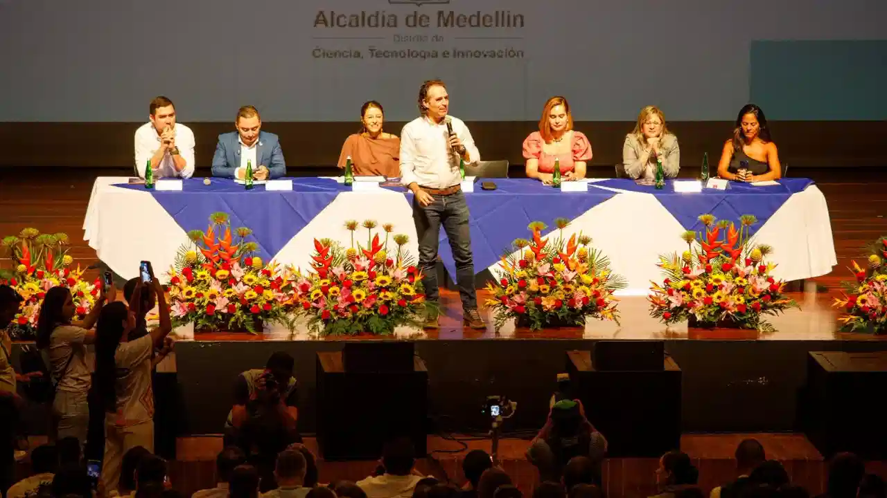 Más de 1.300 estudiantes asumieron cargos de liderazgo en Medellín 4 Más de 1.300 estudiantes asumieron cargos de liderazgo en Medellín