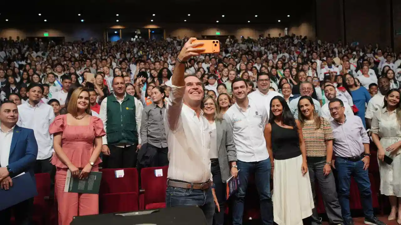 Más de 1.300 estudiantes asumieron cargos de liderazgo en Medellín 3 Más de 1.300 estudiantes asumieron cargos de liderazgo en Medellín