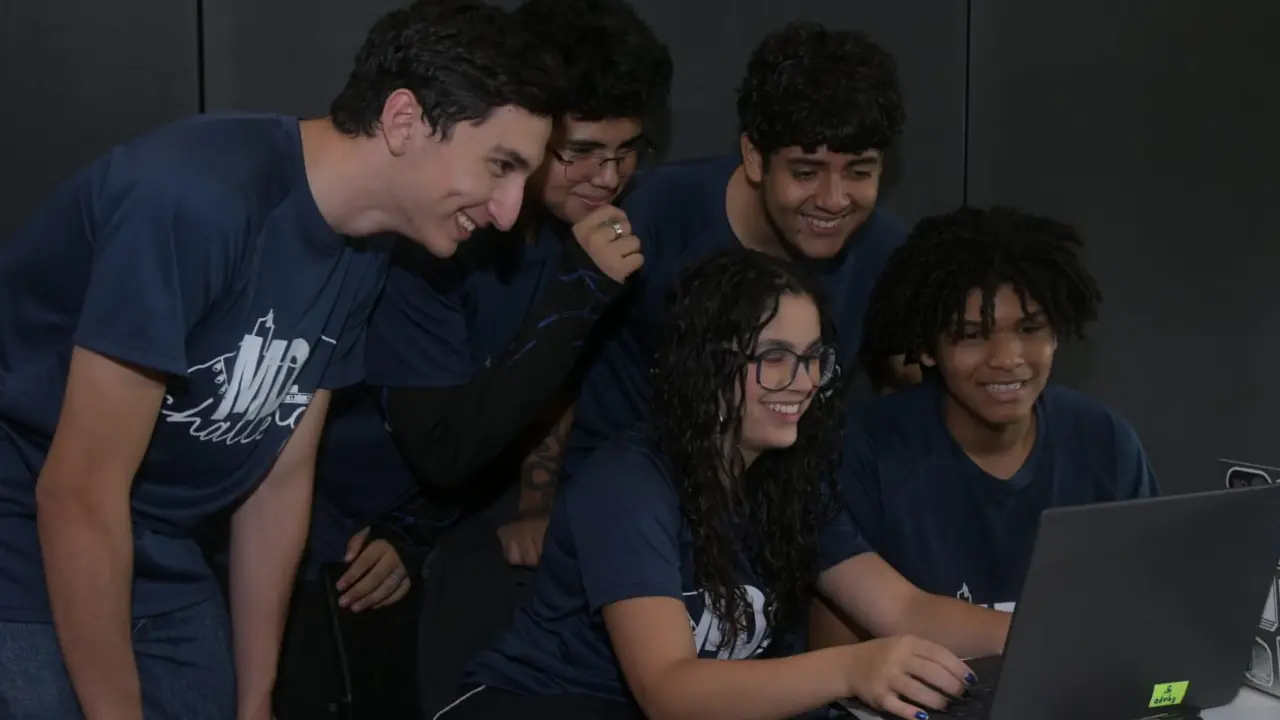 Medellín puso a estudiantes a resolver problemas reales con inteligencia artificial y tecnología 1 Medellín puso a estudiantes a resolver problemas reales con inteligencia artificial y tecnología