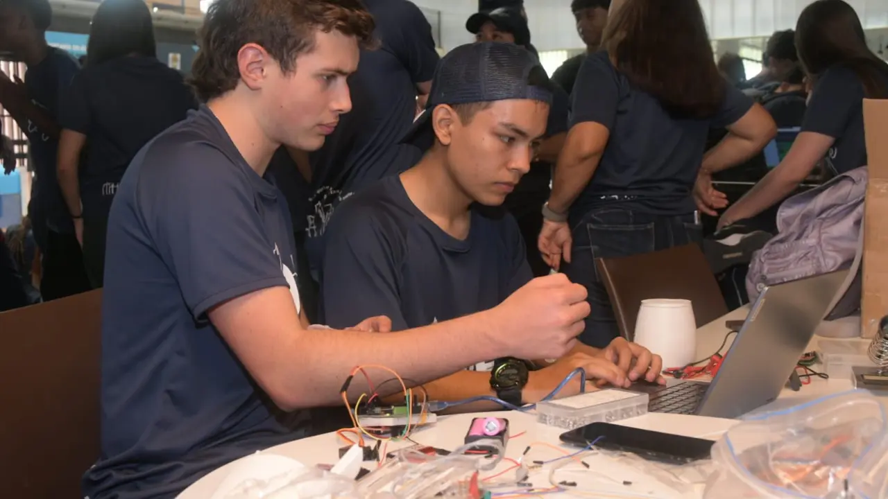 Medellín puso a estudiantes a resolver problemas reales con inteligencia artificial y tecnología 2 Medellín puso a estudiantes a resolver problemas reales con inteligencia artificial y tecnología