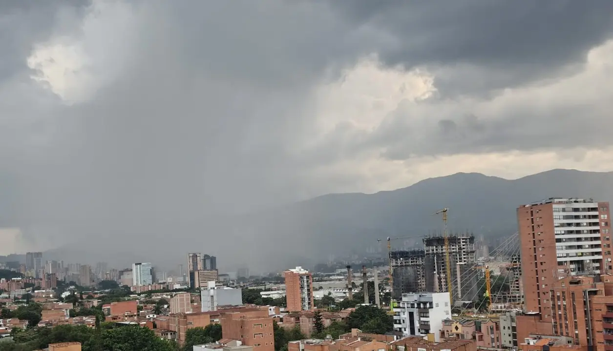 ¡El clima está bipolar! Saque la sombrilla y el saco: llegaron las lluvias a Sabaneta 1 Lluvias en Sabaneta