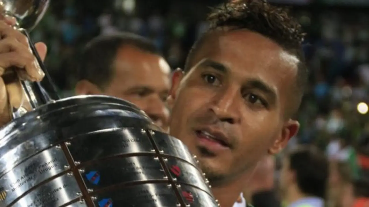 Macnelly Torres levantó el trofeo de la Copa Libertadores en 2016, cuando Nacional se coronó, por segunda vez, campeón del torneo de la Conmebol