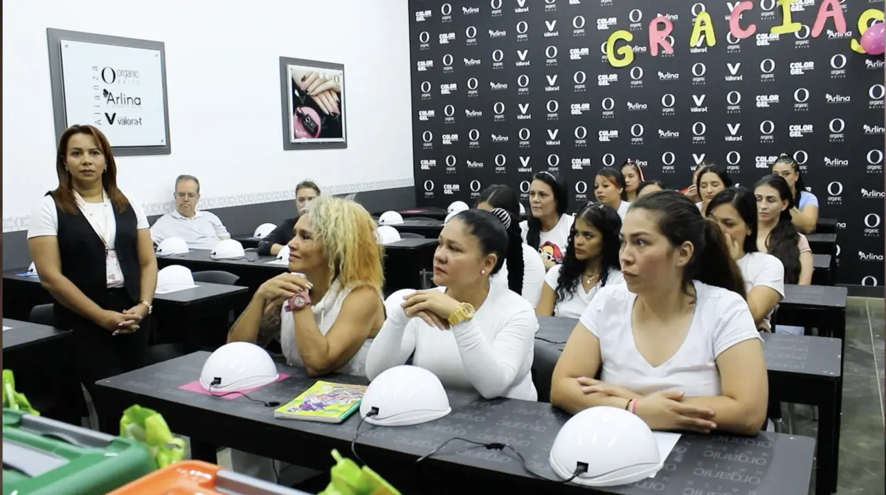 Capacitación en cárcel abre oportunidades laborales a más de 300 mujeres en Medellín 3 manicura organic2