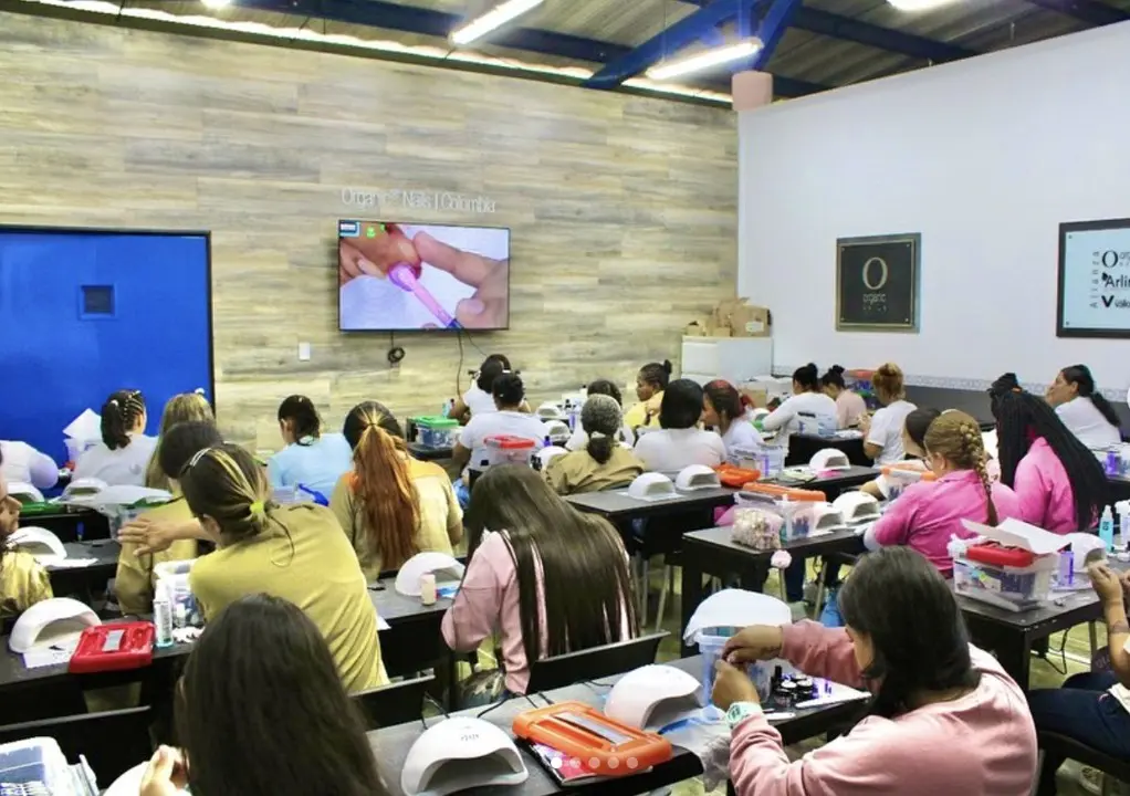 Capacitación en cárcel abre oportunidades laborales a más de 300 mujeres en Medellín 2 manicura organic3