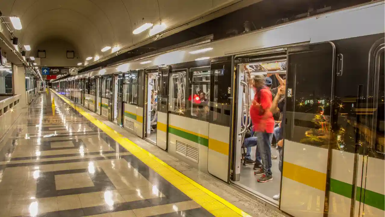 Ojo si va al concierto de Maluma: el Metro cambiará horarios y accesos este 14 de mayo
