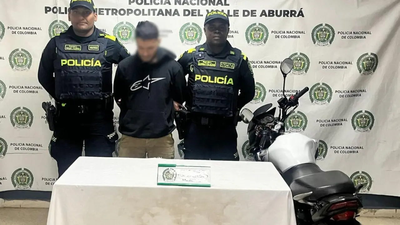 Cayó en Laureles con moto adulterada, papeles falsos y hasta orden de captura