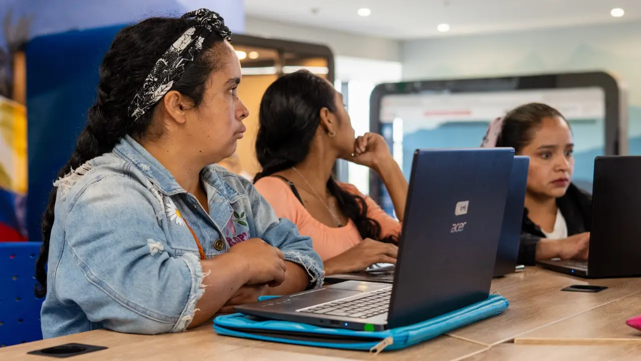 Abren mil cupos gratis para que las mujeres de Medellín la rompan con Inteligencia Artificial 2 Abren mil cupos gratis para que las mujeres de Medellín la rompan con Inteligencia Artificial