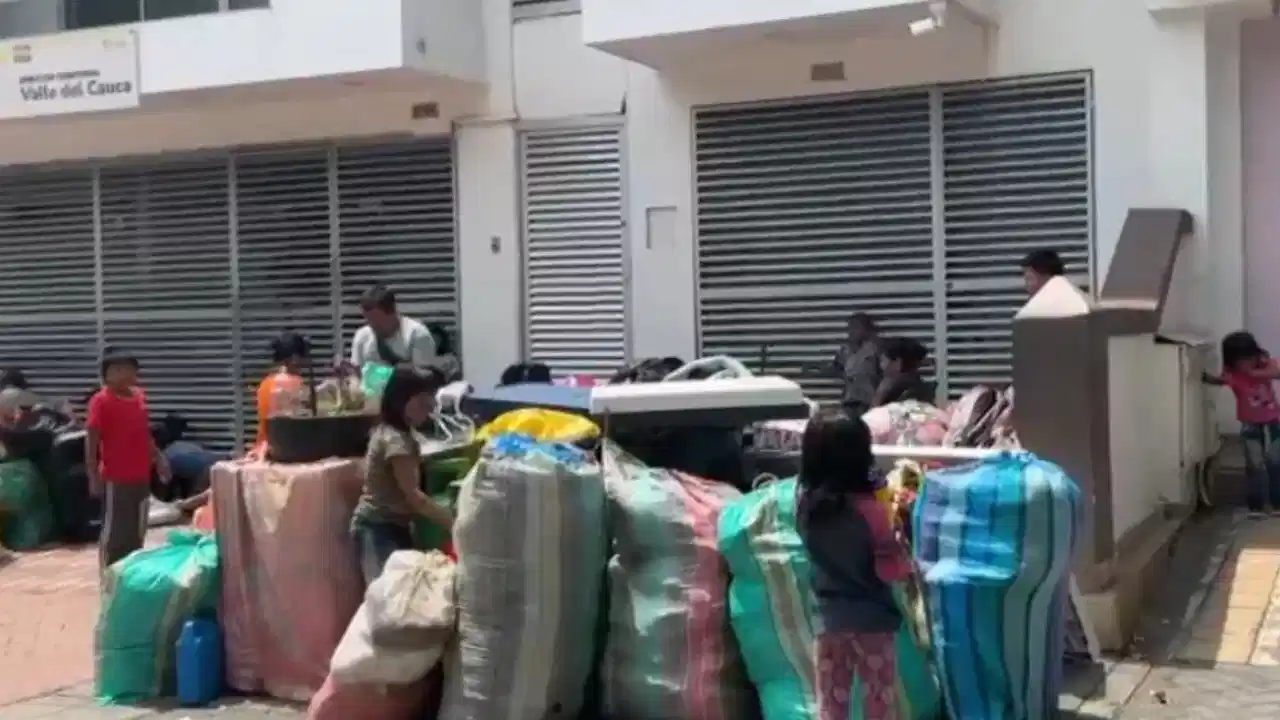 ¡Patas arriba la movilidad! Bloqueos de la Minga en el CAM y familias Embera desplazadas en Cali 1 ¡Patas arriba la movilidad! Bloqueos de la Minga en el CAM y familias Embera desplazadas en Cali